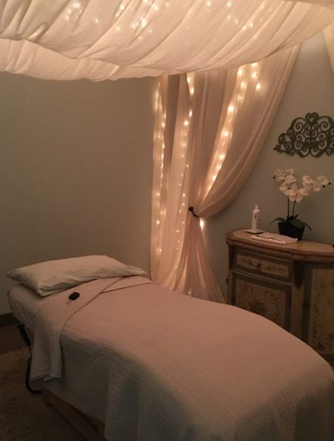 Bedroom Massage Room Ideas, Beach Theme Massage Room, Decorate Massage Room, Cute Spa Room Ideas, Cozy Massage Room Ideas, Massage Therapy Room Decor Ideas, Massage Rooms At Home, Massage Room Inspiration, Massage Suite Ideas