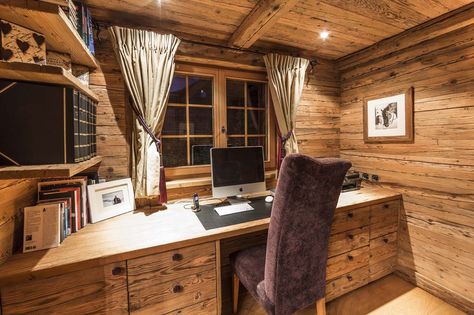 Chalet Petit Ours Verbier desk / office area Cabin Workspace, Cabin Desk Design, Chalet Office, Rustic Cabin Desk, Ski Chalet Architecture, Outdoor Hot Tub, Cabin Designs, Mountain Chalet, Chalet Interior