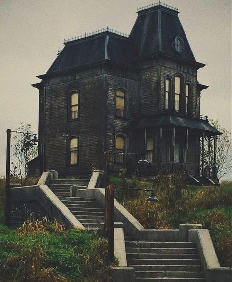 Old House On A Hill, Bates Motel Aesthetic, Haunted Victorian Mansion, Bates Motel House, Hunted House, Vampire House, Gothic Mansion, Creepy Houses, Bates Motel