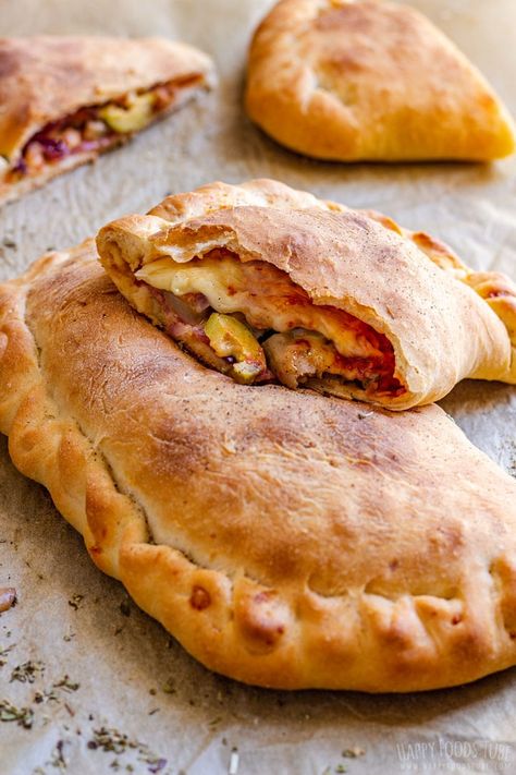 Pizza Calzone Calzone Recipe With Pizza Dough, Pizza Calzone Recipe, Chicago Deep Dish Pizza Recipe, Homemade Calzone, Pizza Calzone, Lemon Cupcake Recipe, Deep Dish Pizza Recipe, Chicago Deep Dish Pizza, Calzone Recipe