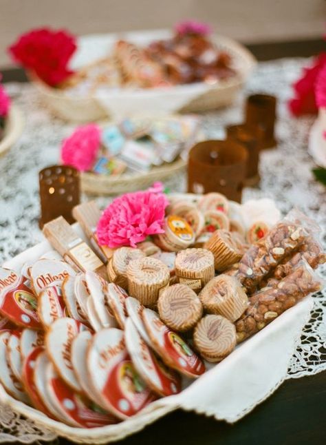 10 mesas de dulces mexicanas y económicas para tu boda Mexican Candy Bar, Mexican Dessert Table, Mexican Themed Weddings, Mini Hamburgers, Mexican Candy, Mexican Party Theme, Boda Mexicana, Mexican Dessert, Mexican Party