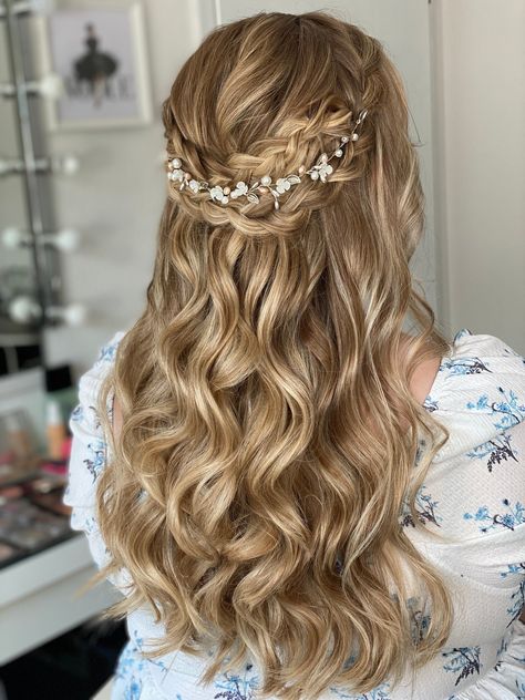 Elevate your bridal allure with this meticulously handcrafted wild flower hair vine, perfect for a romantic look. Ideal for half-up, half-down hairstyles with beautiful curls. It adds a perfect finishing touch to your appearance.  🤍Adorned with natural freshwater pearls in delicate apricot colour, white flowers, silver beads, leaves, and wire.  🤍This handmade floral wedding hair accessory brings a modern charm to your style. Versatile and elegant, it's ideal for brides, flower girl, or first c Bridal Hair Curls Half Up, Half Up Half Down With Pearls, Bride Hair Down Curls, Flower Girl Hair Styles, Braided Half Up Half Down, Wildflower Wedding Hair, Wedding Guest Hairstyles Curly Hair, Hairstyles With Curls, Apricot Colour