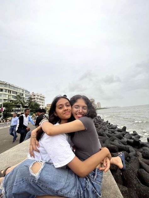 #bestfriend #marinedrive #mumbai #marines #aesthetic Mumbai Girl Aesthetic, Marines Aesthetic, Mumbai Aesthetic, Mumbai Trip, Marine Drive Mumbai, Fake Photo Sick, Marine Drive, Instagram Feeds, Cozy Cafe