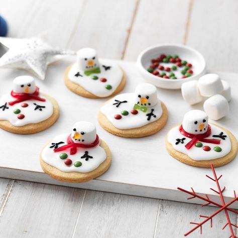 Melted Snowman Cookies Easy Xmas Dessert, Melting Snowman Cookies, Easy Christmas Cookies Decorating, Snowman Cookies Recipe, Marshmallow Christmas, Snowmen Cookies, Melted Snowman Cookies, Marshmallow Candy, Melting Snowman