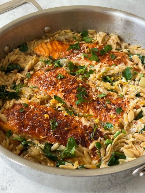 Spinach & Artichoke Orzo and Salmon - Something Nutritious Spinach Artichoke Orzo, Artichoke Salmon, Salmon Orzo Recipe, Artichoke Orzo, Creamy Orzo, Lemon Orzo, Salmon Spinach, Orzo Recipes, Salmon Seasoning