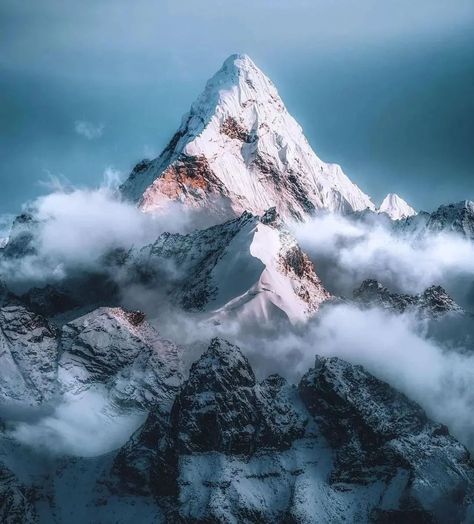 📍Ama Dablam, Nepal. #Everestbasecamptrekking . F o l l o w 👇 I m a g e - S o u r c e 📸@sendocore #nepal #amadablam #himalayas #mountains #everythingaboutnepal #nepalplanetteks #trekkingNepal2023 #ebctrek2023 #NamchetoEBC #HimalayanPictures #callofhimalayas Www.nepalguideinfo.com E-mail :sanjibtrekguide@gmail.com Gunung Everest, Ama Dablam, Himalayas Nepal, Himalayas Mountain, Everest Base Camp Trek, Everest Base Camp, Travel And Adventure, Nepal Travel, Mountain Photography