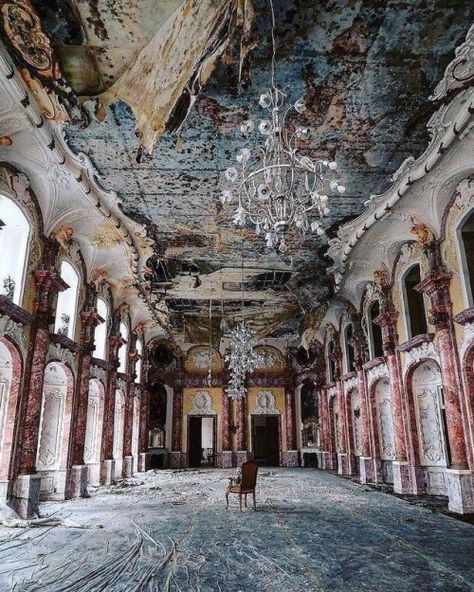 Old Abandoned Buildings, Beautiful Ruins, Urban Exploring, Old Abandoned Houses, Abandoned Mansions, Foto Art, Abandoned Buildings, Old Buildings, Abandoned Houses