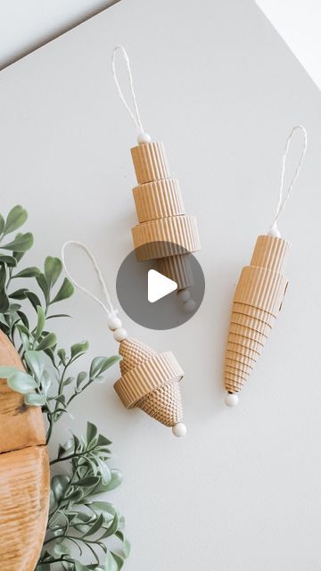 Shake on Instagram: "Hello tout le monde ! Un nouveau petit tuto de Noël ça vous tente ? Parfait ! Je vous propose de découvrir comment créer des suspensions pour le sapin avec du carton ondulé ! 🌲 . . Le tuto complet est également dispo sur myblogdeco.fr ! . . #diy #doit #doityourself #doityourselfproject #noel #diynoel #tutonoel #christmas #diychristmas #christmasdiy #creation #cartonondule #diycarton #diysuspension #suspension #noël #noeldecoration #noel2022" Diy Suspension, November 30, On Instagram