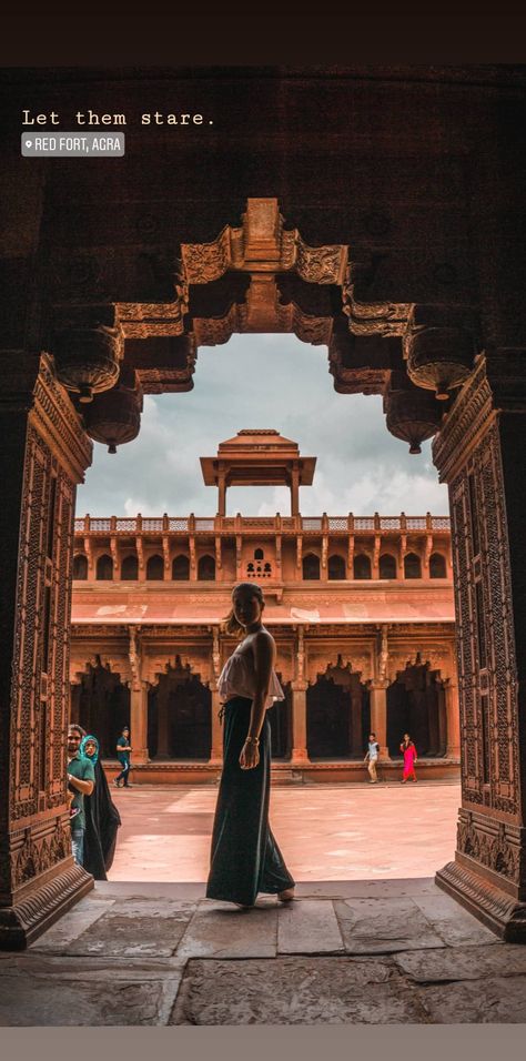 Red Fort Photography Poses, Amer Fort Photography, Fort Pictures Ideas, Poses At Fort, Agra Outfit Ideas, India Gate Photography Poses, Red Fort Photography, Red Fort Aesthetic, Agra Fort Photography