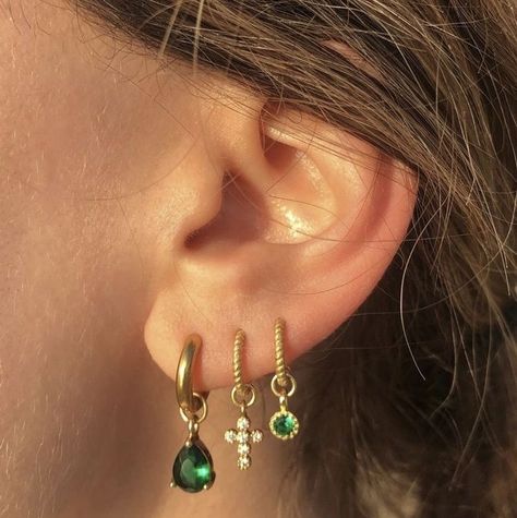 Makeup Pinterest, Pretty Ear Piercings, Cute Ear Piercings, Earrings Aesthetic, Dope Jewelry, Nail Jewelry, Prom Makeup, Girly Jewelry, Jewelry Inspo