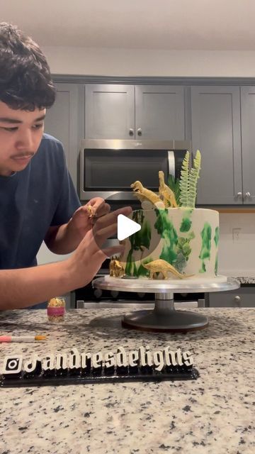 Jurassic Park Cake Birthdays, Cute Dinosaur Cake, Dino Cake Ideas, Easy Dinosaur Cake, Diy Dinosaur Cake, Dinosaur Cake For Boys, Dinosaur Sheet Cake, Dinosaur Cakes, Dino Theme Cake