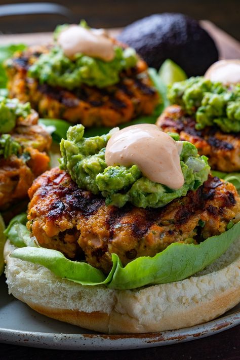 Chipotle Salmon Burgers with Guacamole Chipotle Salmon, Salmon Burger, Closet Cooking, Crab Cakes, Recipe For Mom, Salmon Recipes, Salmon Burgers, Fish Recipes, Seafood Recipes