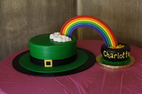 St. Patrick's Day cake with a smash cake (pot of gold) for a one year old. :) Love how this one turned out! Lucky One First Birthday Girl Cake, Lucky One Smash Cake, Lucky One Cake, St Patricks Day Cake, 1 Year Birthday Party Ideas, Irish Cake, St Patricks Day Cakes, Fete Saint Patrick, Irish Party