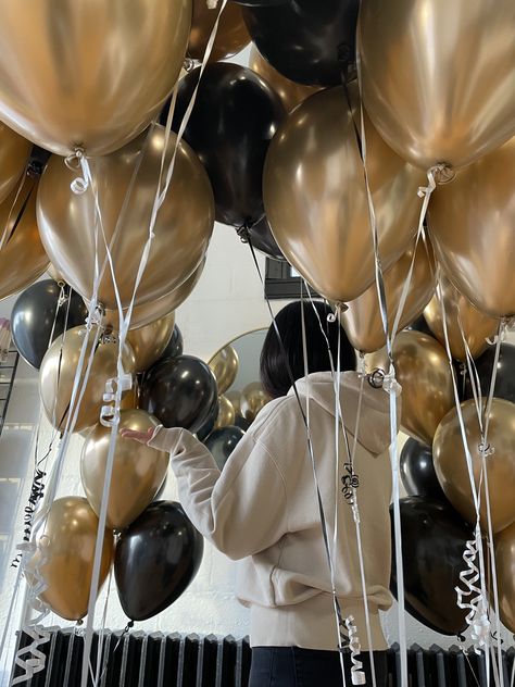 Black And Champagne Balloons, Gatsby Masquerade, Black Ballons, Gold And Black Balloons, Golden Birthday Themes, Gold Balloons Decorations, Halloween Engagement, 17. Geburtstag, Floating Ceiling