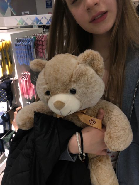 girl carrying fluffy big teddy bear Pictures With Teddy Bears Ideas, Pose With Teddy Bear, Person Holding Plushie Reference, Holding Teddy Bear, Girl With Teddy Bear, Bear Songs, Big Teddy Bear, Big Teddy, People References