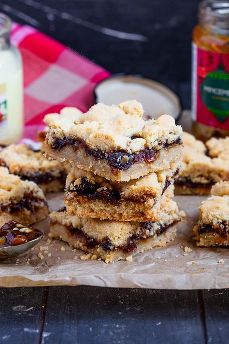 Mincemeat Shortbread, Mincemeat Bars Recipe, Caramel Apple Hand Pies, Mincemeat Recipes, Mincemeat Cookies, Minced Meat Recipe, Apple Hand Pies, Buttery Shortbread, Shortbread Bars