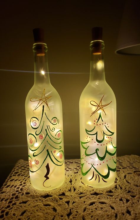 Bottles Decoration Christmas, Winter Bottle Painting, Christmas Painted Glass Bottles, How To Paint Wine Bottles For Christmas, Glass Bottle Painting Christmas, Christmas Glass Bottle Crafts, Painted Bottles With Lights, Fall Bottle Painting Ideas, Painted Blue Wine Bottles