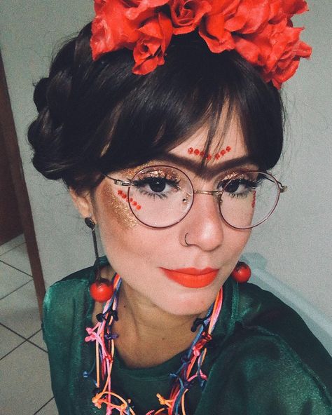 Thais Dutra Sá (@thaisdutrasa) • Fotos e vídeos do Instagram Frida Khalo Costume, Mexican Halloween Costume, Carnaval Ideas, Mexican Makeup, Mexican Halloween, Make Carnaval, Frida Kahlo Style, Diy Kostüm, College Halloween