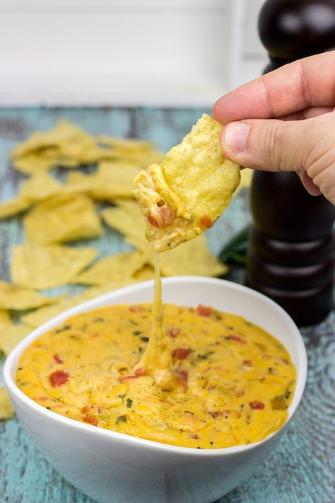 Imagine a creamy, cheesy queso dip...and then add in a smoky grilled flavor!  This Smoked Chili con Queso is the perfect appetizer to enjoy during the big game! #tailgating #recipe #smoked #chiliconqueso #queso #appetizer #gameday Chili Con Queso Recipe, Cheesy Queso Dip, Chili Queso, Con Queso Recipe, Smoked Chili, Queso Recipe, Game Day Appetizers, Queso Dip, Perfect Appetizers