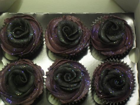 Velvet Rose Black Halloween Cupcakes Rip To My 20s Party Desserts, Gothic Wedding Cupcakes, Emo Cupcakes, Goth Cupcakes, Black Rose Cake, Gothic Cupcakes, Samhain Wedding, Gothic Food, Gothic Cake