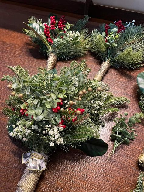 Christmas Tree Wedding Decor, Winter Wedding Flowers Bouquets, Small Winter Wedding, Diy Christmas Wedding, Christmas Wedding Bouquets, Christmas Wedding Flowers, Wedding Bridesmaid Bouquets, Winter Bridal Bouquets, Christmas Wedding Inspiration