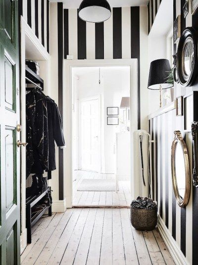 Hallway Wallpaper Ideas, Striped Hallway, Wallpaper Hallway, Wallpaper Stairs, Hallway Wallpaper, Striped Walls, Affordable Interior Design, Chic Wallpaper, Hal Decor