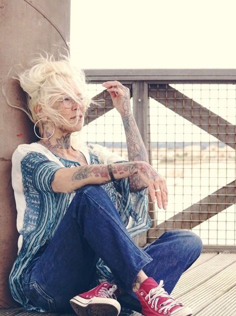 Older Women With Tattoos, Hair At The Beach, Old Traditional Tattoo, Old Women With Tattoos, Pro Aging, Women With Tattoos, Women Tattoos, Tattoed Women, Mod Girl