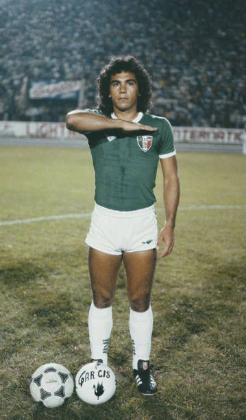 Hugo Sanchez of Mexico in 1978. Mexican Soccer Players, Hugo Sanchez, Mexico Soccer, Football Players Images, Vintage Football Shirts, Association Football, Soccer Guys, Football Photos, International Football