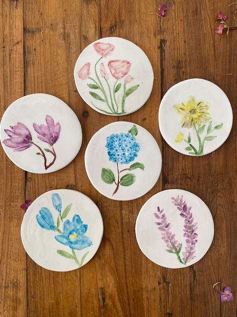 Each coaster is made and painted by hand. Ideal as a wedding favor for any occasion, it is also possible to send it already in a gift box. Each piece is unique and created without the use of molds or machinery: it may therefore present slight differences from the object in the photo. For any questions don't hesitate to contact me ❤️ the price refers to 6 pieces as in the photo Tea Coaster Painting Ideas, Painting Ceramic Coasters Ideas, Painting Coasters Ideas, Coasters Ideas, Hand Painted Coasters, Painted Coasters, Wedding Coasters Favors, Pottery Inspo, Tea Coaster