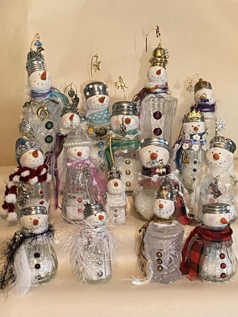 Snowmen From Salt And Pepper Shakers, Repurposed Salt And Pepper Shakers, Repurpose Salt And Pepper Shakers, Salt And Pepper Snowmen Shakers, Salt And Pepper Shakers Crafts Easy Diy, Salt Shakers Crafts Ideas, Crafts With Salt And Pepper Shakers, Christmas Tree Made From Ornaments, Vintage Jars Decoration