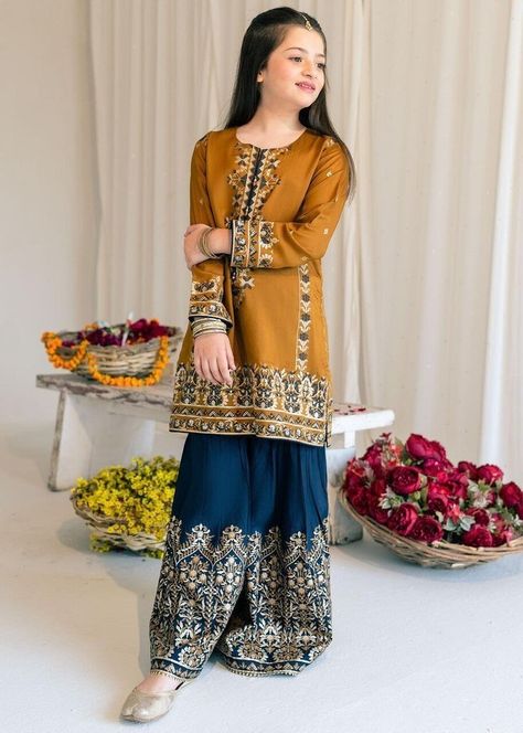 Gharara Suits Party Wear, Eid Vibes, Kids Bridesmaid Dress, Women Trousers Design, Gharara Suits, Shirt And Trouser, Therapy Techniques, Women Trousers