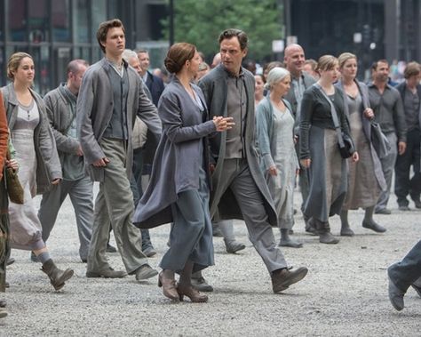 Divergent movie still Divergent Costume, Divergent Abnegation, Divergent Outfits, Divergent Four, Dystopian Romance, Tris Prior, Divergent Trilogy, Tony Goldwyn, Divergent Insurgent Allegiant