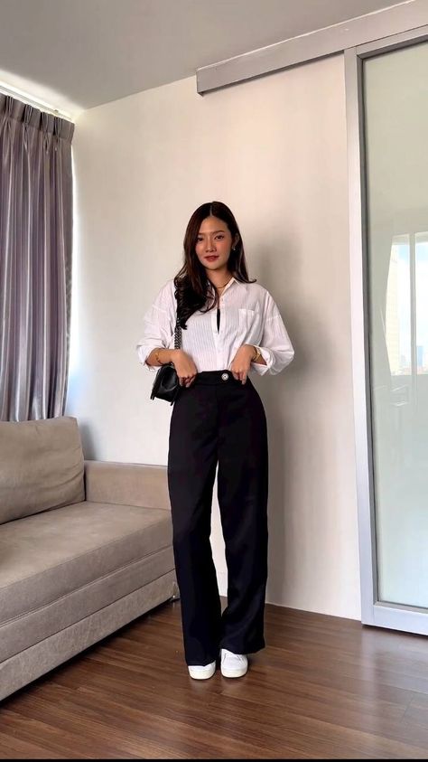 White Button Down Black Pants, Girly Outfits Classy, Girls White Shirt, Office Fits, Black Pants Outfit, Ghost Photography, Hijabi Fashion Casual, Classy Girl, White Trousers