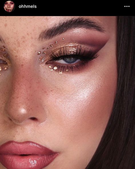 Gold Glam Makeup Glitter, Gold Prom Makeup Looks, 18th Birthday Makeup Ideas, Gold Makeup Looks For Prom, 18th Birthday Makeup, Gold And Brown Eye Makeup, Golden Makeup Look, Black Makeup Looks, Prom 2k24