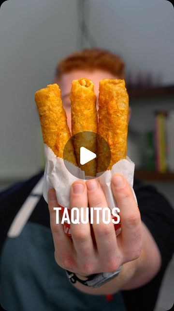 Noah Perlo on Instagram: "Taquito Calorie Comparison‼️  A couple ingredient swaps and different cooking methods gets you the best taquitos without sacrificing precious results 💪🫡  🔥Macros for 6 Taquitos (without topping):  ~ 660 Calories ~ 64g protein ~ 28g Carbs ~ 32g Fat  Macros For (3) 7-11 Taquitos:  -633 Calories -66g Carbs -33g Fat -18g Protein  Ingredients for 6 Taquitos:   ✅ - 200g* extra lean steak tips (I said 170 in the video but I used 200)   ✅ - 84g reduced fat Mexican cheese    ✅ - 6 low carb mini tortillas    ✅ - Salt & Black Pepper   ✅ - Cumin   ✅ - Paprika   ✅ - Garlic Powder   ✅ -Chili powder   ✅ - non or low fat sour cream  #healthydiet #diettips #lowcaloriecinnamonrolls #macrofriendly #lowcaloriecheatmeal #lowcalorieoptions #healthyeating #healthyfood #caloriedeficit 7/11 Taquitos Recipe, Steak And Cheese Taquitos, Cheese Taquitos, Steak Taquitos, Flour Tortilla Taquitos, Cheese Tortillas, Taquitos Recipe, Baked Steak, Steak Tips