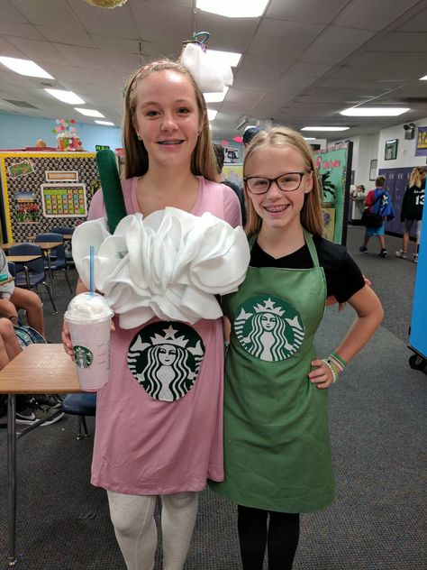 Cute diy Starbucks costume for best friends Diy Starbucks Costume, Girls Duo Halloween Costumes, Costume For Best Friends, Starbucks Worker, Halloween Costumes For Sisters, Starbucks Costume, Sibling Halloween Costumes, Best Group Halloween Costumes, Diy Starbucks