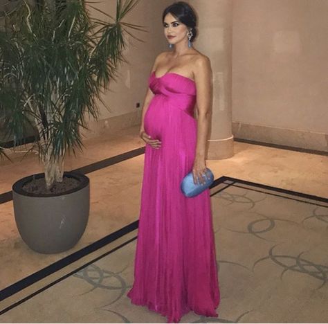 Hairstyle Brunette, Maternity Evening Gowns, Pregnant Bridesmaid, Empire Bridesmaid Dresses, Dress For Pregnant Women, Maternity Evening Dress, Nightwear Dress, Dresses For Pregnant Women, Stylish Maternity Outfits