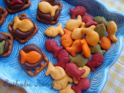 Catch-a-Fish-in-a-Net Snacks -- colorful Samson Bible Snacks, Church Snacks, Vbs Activities, Bible School Snacks, Sunday School Snacks, Moses Bible, Vbs Snacks, 12 Disciples, Catholic Icing