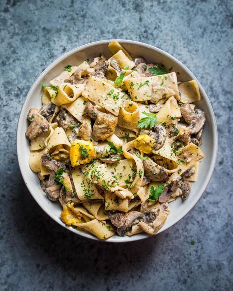 Nisha Vora | Food Blogger on Instagram: “5-INGREDIENT VEGAN RECIPES 💫 I frequently get asked to develop easy recipes that require just a handful of ingredients so I did just that…” Vegan Mushroom Pasta, Rainbow Plant Life, Steamed Sweet Potato, Meat Meals, Creamy Mushroom Pasta, 5 Ingredient Dinners, Mushroom Stroganoff, Gluten Free Noodles, Veggie Food