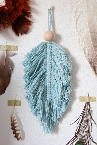 How to make a macramé feather DIY end result Earrings Pictures, Diy Macramé, Macrame Feathers, Feather Diy, Makramee Diy, Feather Wall Hanging, Macrame Wall Hanging Diy, Need To, Leaves Design