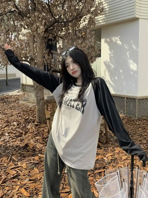 Black Longsleeves Outfit, Long Sleeve Under Shirt Outfit, Longsleeves Outfit, Long Sleeve Under Shirt, Baggy Long Sleeve, Accesorios Aesthetic, Korean Casual Outfits, Baggy Style, Tomboy Outfits