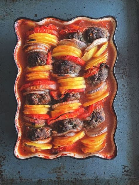 Lebanese Kafta, Potato Tomato Recipe, Lebanese Meat Pies, Cookie Truffles, Onions And Tomatoes, Biscoff Biscuits, Potatoes Onions, Baked Tomatoes, Baked Casserole