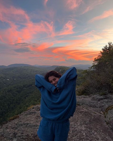 Hiking Instagram Pictures, Ava Jules, Painted Sky, Mountain Pictures, Granola Girl, How To Pose, Instagram Inspo, Cute Poses, Insta Photo Ideas