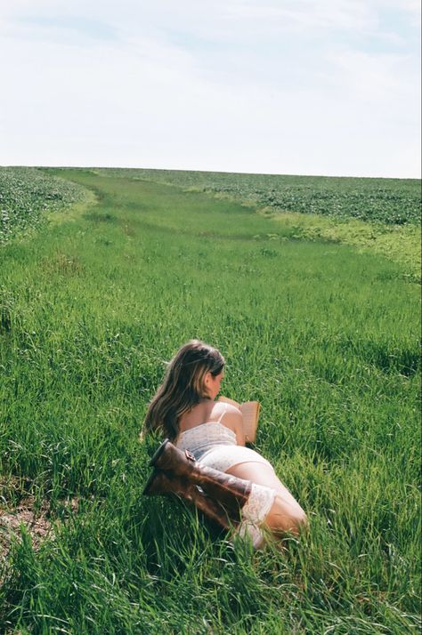 instagram: @stella.kowalke Soft Aesthetic Photoshoot, Backyard Photoshoot Ideas Instagram, Girl In Nature Aesthetic, Farmhouse Photoshoot, Farm Girl Aesthetic, Walking In A Field, Creek Photoshoot, Countryside Girl, Farm Photoshoot