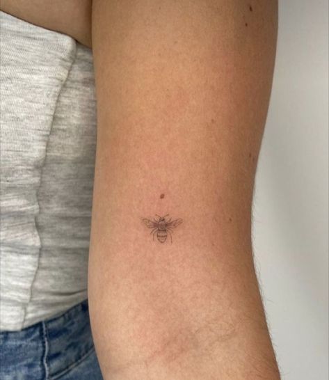 Tiny Animal Tattoos Simple, Bee Tattoo Side View, Small Bee Tattoo Simple, Tiny Bee Tattoo, Bumblebee Tattoo, Tiny Pics, Small Bee Tattoo, Small Animal Tattoos, Tattoo Sonne