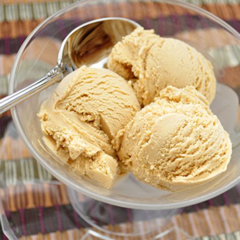 Guinness Ice Cream.  It's going to be made this weekend at the McFaddin house. Guiness Ice Cream, Guinness Ice Cream, Coffee Flavored Ice Cream, Beer Ice Cream, Blackberry Ice Cream, Coffee Ice Cream Recipe, Dessert Thermomix, Custard Ice Cream, Burnt Sugar