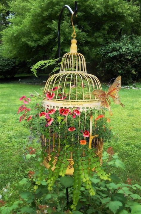 72 Stunning Birdcage Flower Planters - Balcony Decoration Ideas in Every Unique Detail Garden Birdcage Ideas, Birdcage Planter, Planter Project, Pinterest Garden, Garden Obelisk, Bird Cage Decor, Magic Garden, Mid Summer, Unusual Flowers