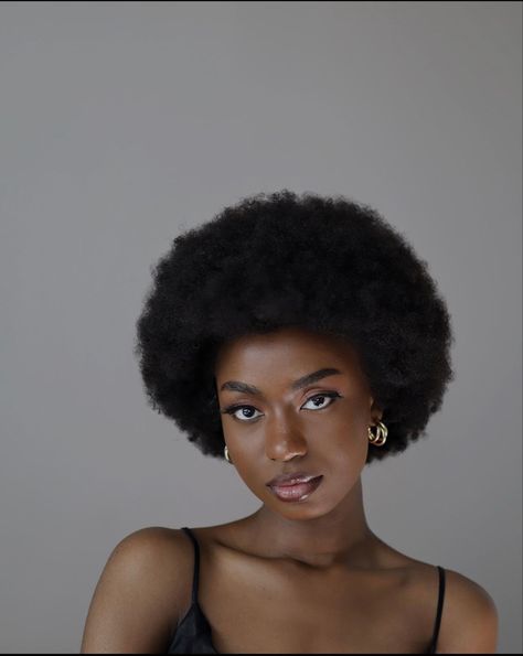 Curly Hair Journey, Natural Curly Hairstyles, Short Natural Curly Hair, Twa Hairstyles, Short Afro, Natural Afro Hairstyles, Pelo Afro, Dark Skin Beauty, Blonde Hair Looks