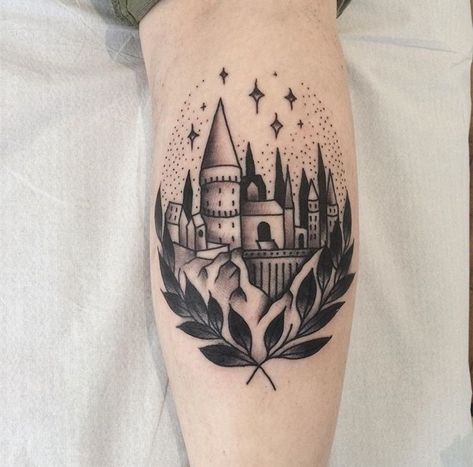 Traditional Tattoos Harry Potter, Harry Potter Tattoo Sleeve, Hogwarts Tattoo, Old School Traditional, Harry Tattoos, Sunflower Tattoo Shoulder, Hp Tattoo, Bird Tattoo Wrist, Potter Tattoo