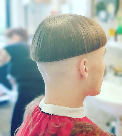 Just a laugh !! #bowlcuts #orbitsmokebarbers #orbitsmoke #edinburghbarbers #edinburgh #barbershop #barberlife #barbergang #barberhub #shaba… Mullet With Curtain Bangs Men, Curtain Bangs Short Hair Men, Asian Bowl Cut, Short Buzz Cut Men, Curly Bowl Cut, Bowl Cut Men, Curtain Bangs Men, Crazy Hair Cuts, Buz Cut